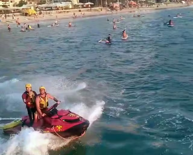 Ventania e ondas arrastam banhistas em Copacabana; resgate é realizado